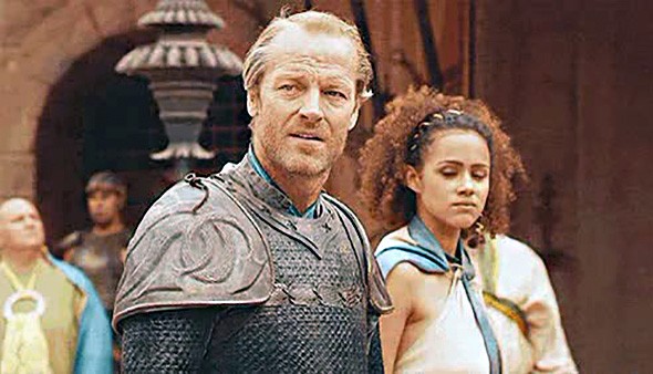 Nathalie Emmanuel e Iain Glen em cena de Game of Thrones (Foto: Reprodução)