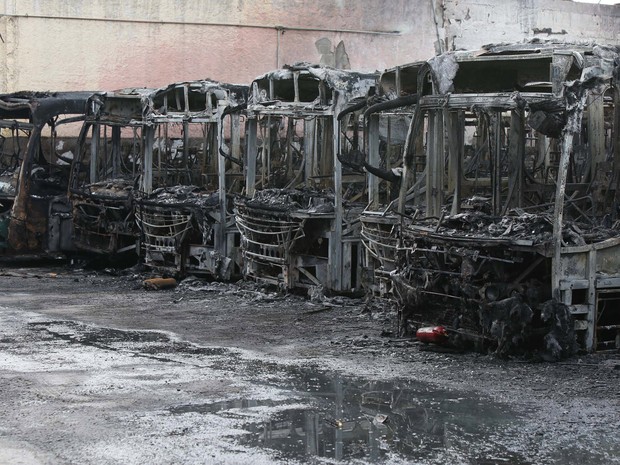 Trinta e cinco ônibus da viação Urubupungá, em Osasco, na Grande São Paulo, foram incendiados na madrugada desta terça-feira (22) (Foto: Marcos Bezerra/Futura Press/Estadão Conteúdo)