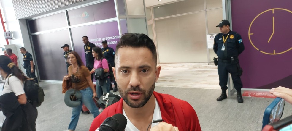 Everton Ribeiro foi o &uacute;nico a falar no desembarque do Flamengo &mdash; Foto: Fred Gomes
