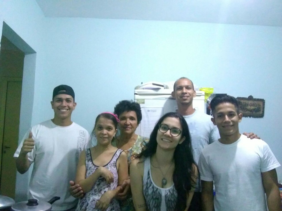 A coordenadora da Aban, Camila de Paiva Riani (de óculos),  ao lado de alguns dos imigrantes venezuelanos que estão em Juiz de Fora — Foto: Camila de Paiva Riani/Arquivo Pessoal