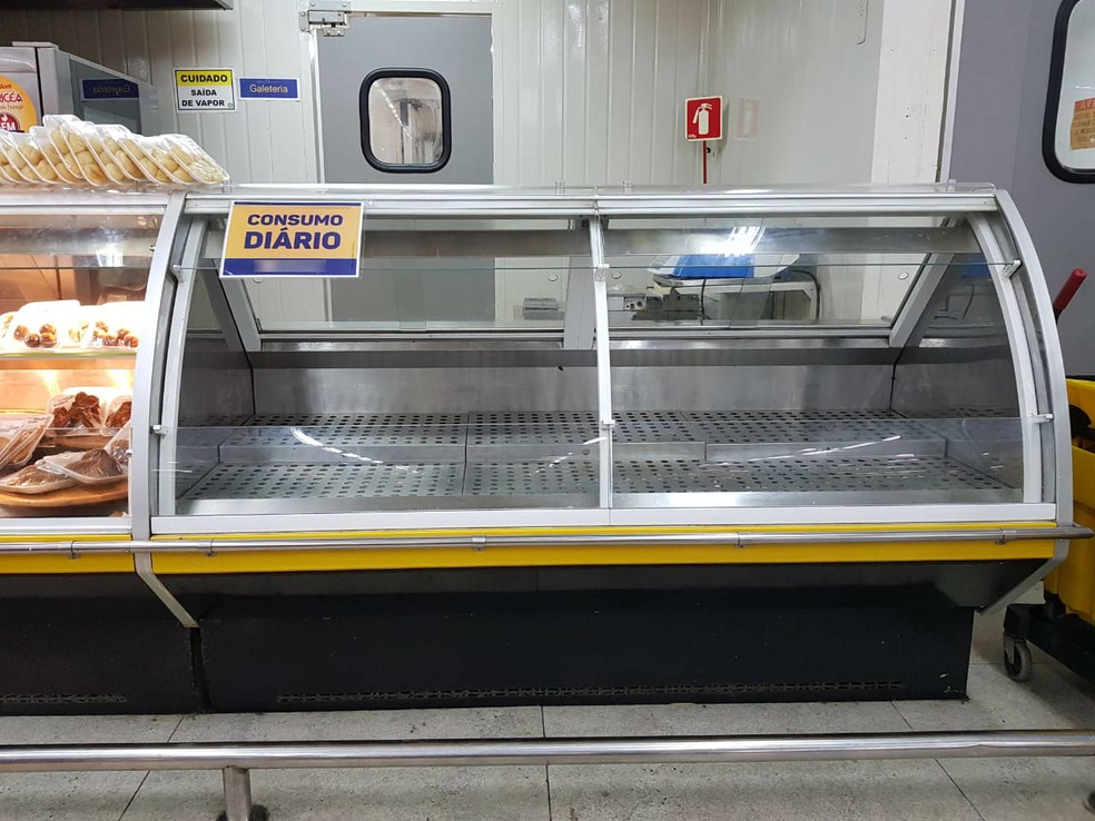 Sem frangos que viriam do Recife, não houve produção de galetos em supermercado na Ponta Verde, em Maceió (Foto: Cau Rodrigues/G1)