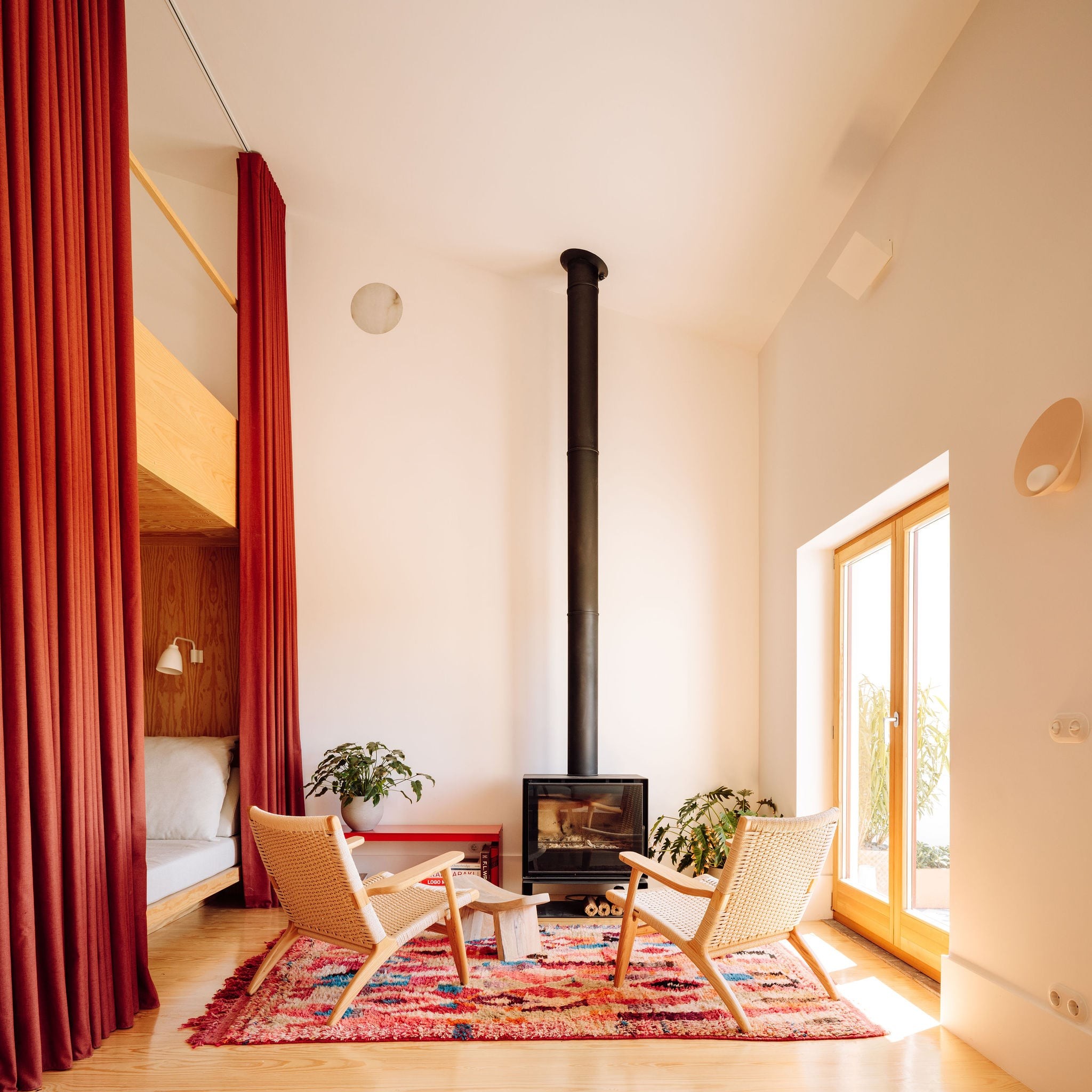 Décor do dia: sala de estar com lareira e clima aconchegante (Foto: Francisco Nogueira)