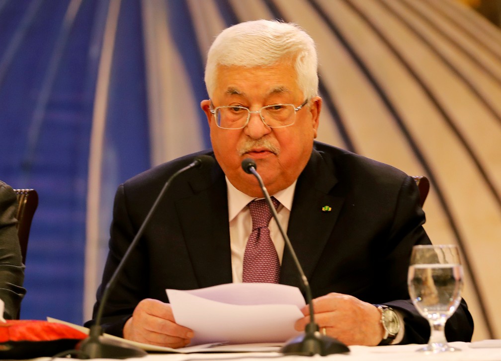 Mahmoud Abbas, presidente da Autoridade Palestina, discursa nesta terça-feira (28) após apresentação de plano para o Oriente Médio — Foto: Raneen Sawafta/Reuters