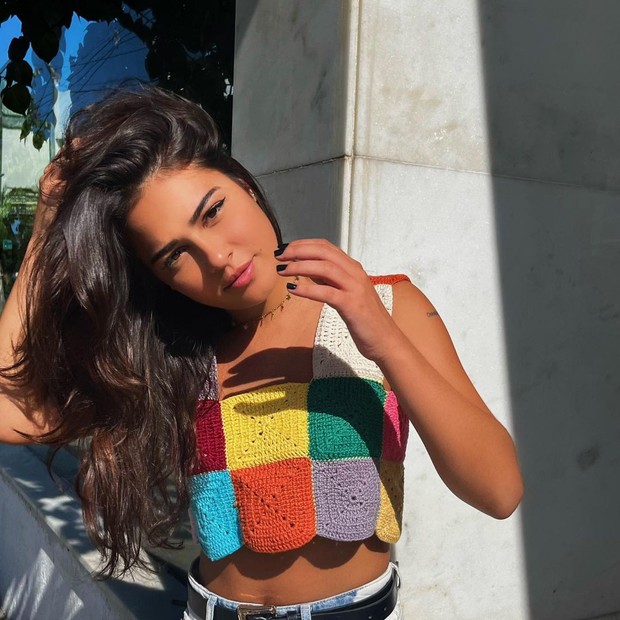 Giullia Buscacio posa com blusa colorida de tricô (Foto: Reprodução/Instagram)