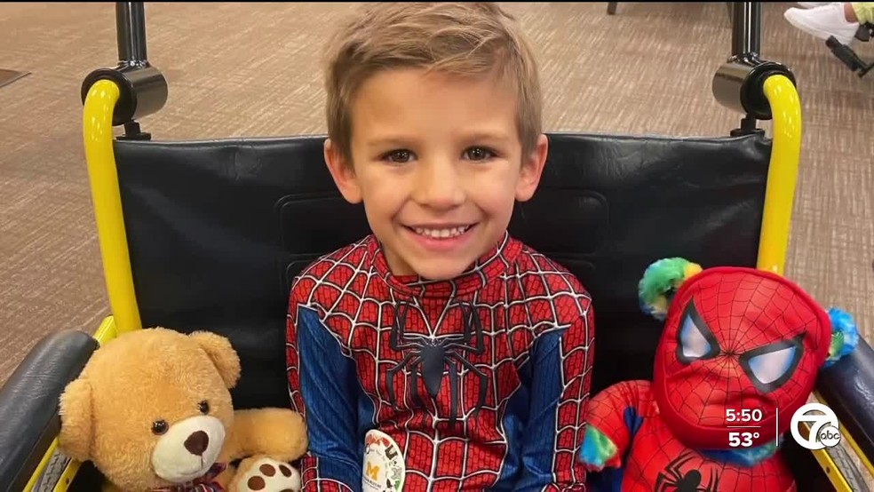 O pequeno Homem_aranha leva alegria a outras crianças com câncer — Foto: Reprodução/abc7