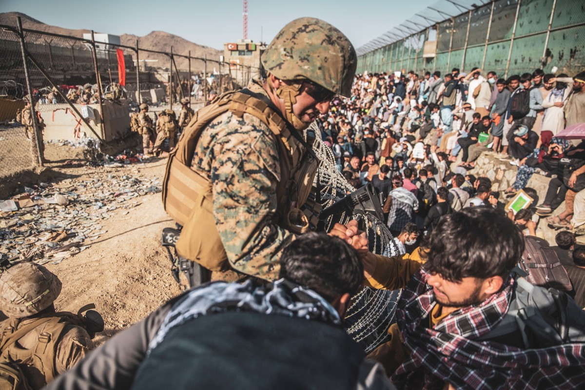 EUA pedem a seus cidadãos para deixarem imediatamente os portões do aeroporto de Cabul