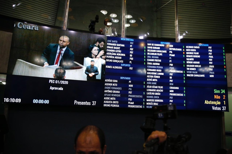 Painel mostra o resultado da primeira votação. — Foto: Thiago Gadelha/SVM