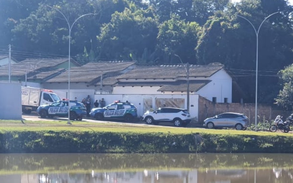 Vizinhos ouviram gritos e chamaram a PM; várias viaturas se reuniram na porta da casa  — Foto: Divulgação/Polícia Civil