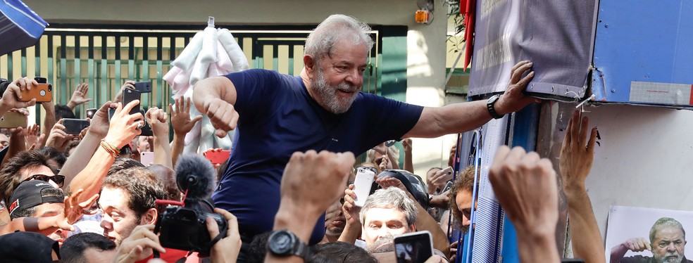 O ex-presidente Lula, em 7 de abril, durante ato em São Bernardo (SP) antes de se entregar à PF (Foto: Andre Penner/AP Photo)
