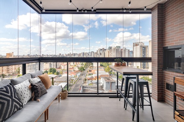 Apê de 86 m² tem pintura à mão no lavabo, tons pastel na cozinha e rede no quarto (Foto: Matheus Kaplun / Divulgação)