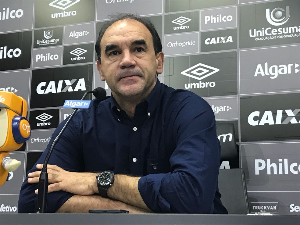 Ricardo Gomes, executivo do Santos, anuncia Cuca (Foto: Arthur Faria)