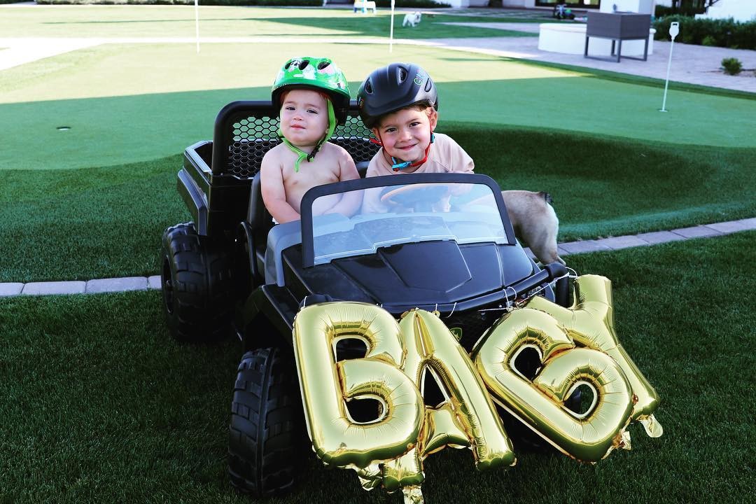 Boomer e Beckett anunciam que terão um irmão (Foto: Reprodução/Instagram)