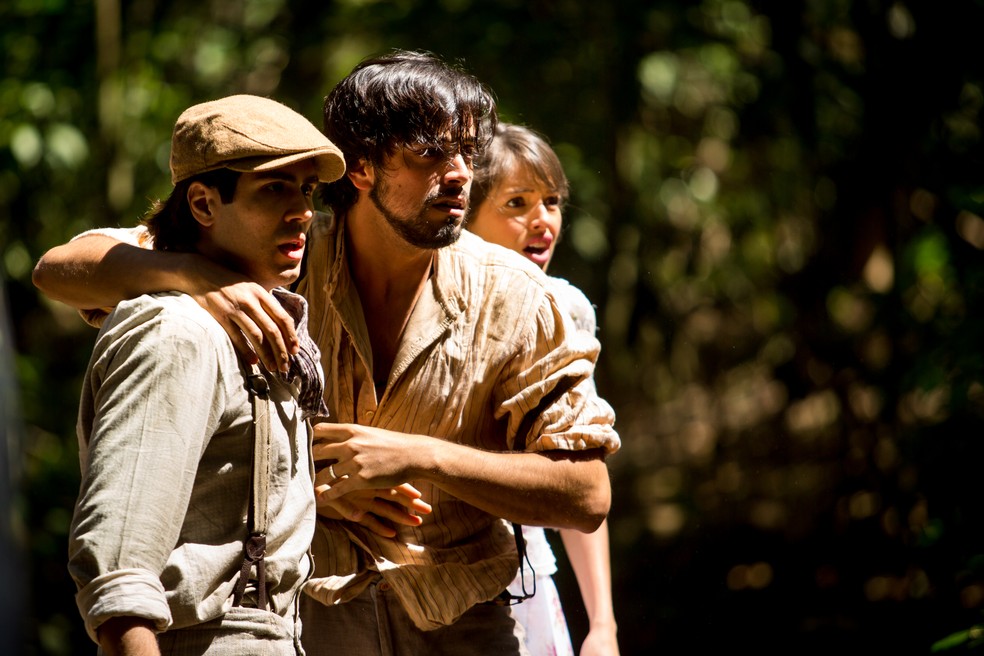 Luccino, Ernesto e Ema temem que Virgílio atire neles, mas a bala acaba acertando o italiano  (Foto: Fabiano Battaglin/Gshow)