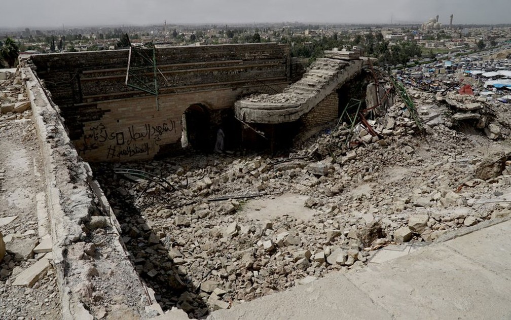 O santuário de Nabi Yunus, na cidade iraquiana de Mossul, foi reduzido a escombros pelo Estado Islâmico — Foto: BBC