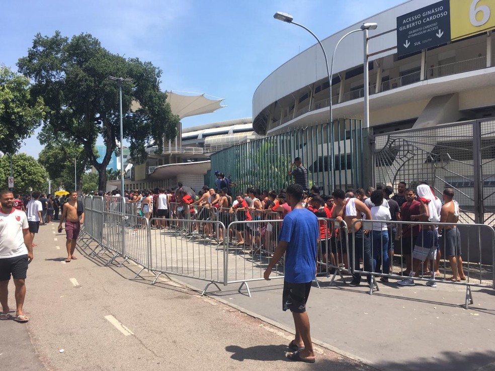 Torcida do Flamengo na fila da bilheteria do Maracanã — Foto: Thayuan Leiras / GloboEsporte.com