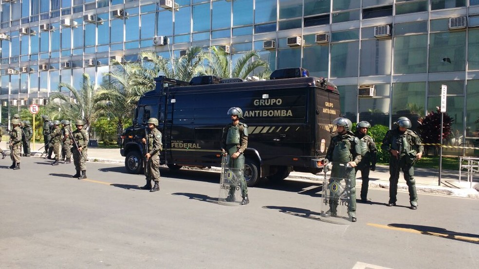 Exército faz barreira em frente ao ministério para impedir que pessoas se aproximem (Foto: Beatriz Pataro/G1)