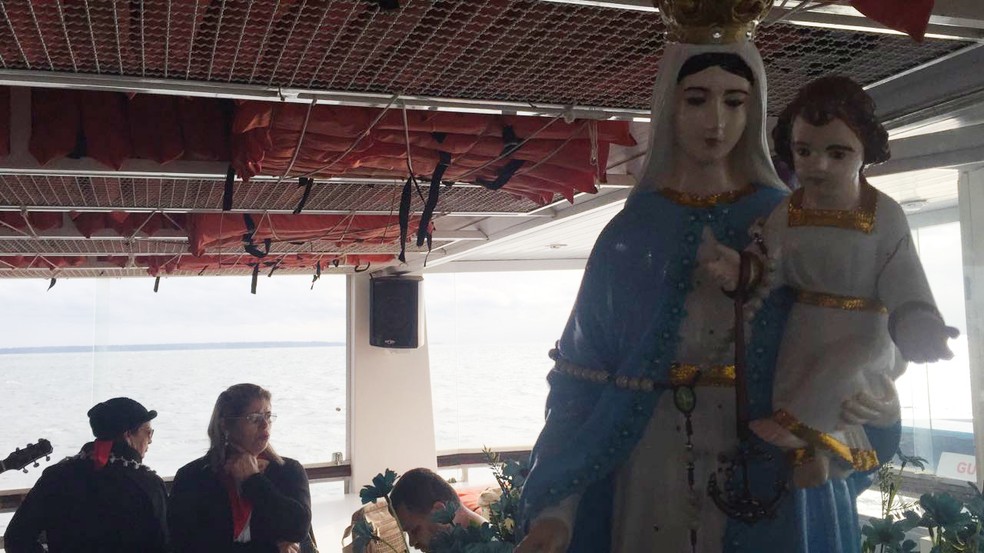 Procissão fluvial é realizada no Rio Paraná (Foto: Júnior Paschoalotto/TV Fronteira)