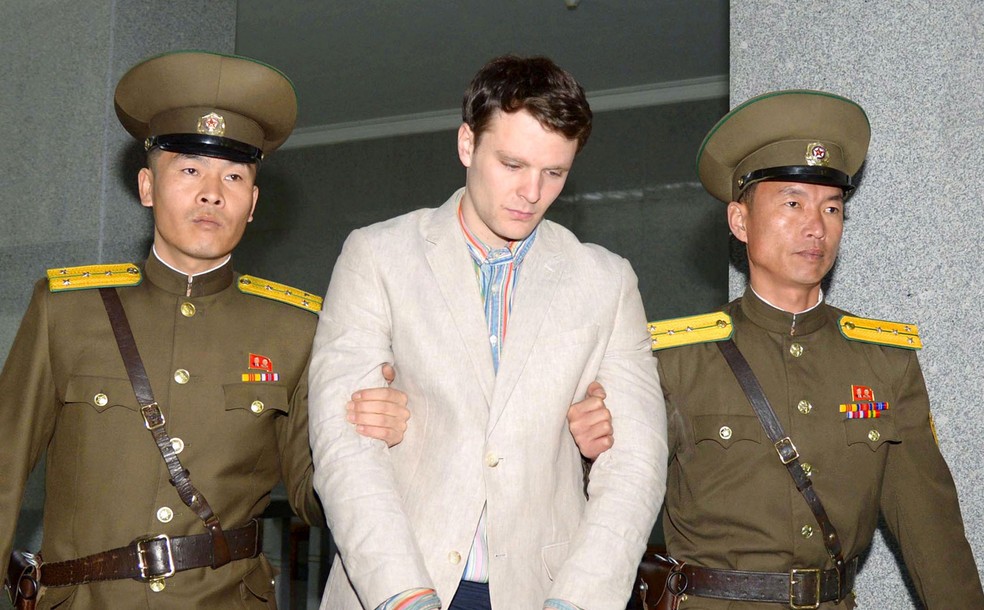 Foto de arquivo mostra estudante Otto Warmbier sendo levado para tribunal de Pyongyang, na Coreia do Norte, em marÃ§o de 2016 (Foto: Reuters/Kyodo)