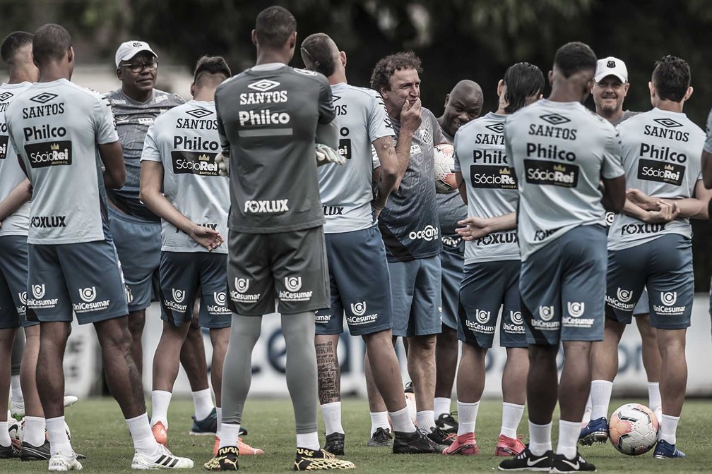 Cuca conversa com jogadores antes de treino do Santos — Foto: Ivan Storti/Santos FC