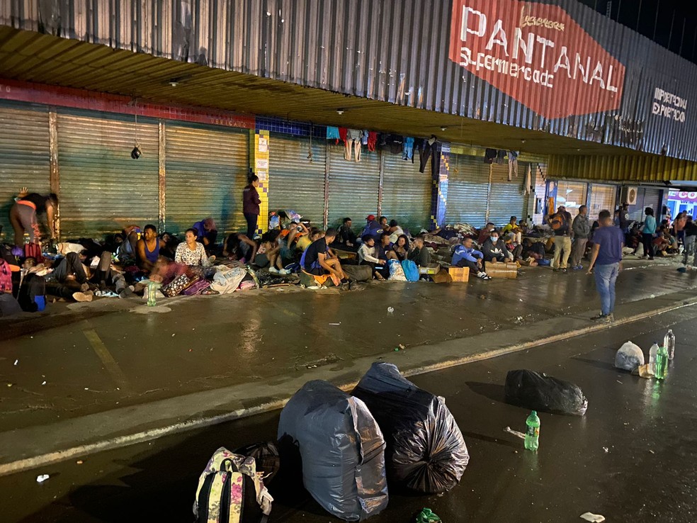 Venezuelanos guardam o lugar na fila com pertences enquanto dormem — Foto: Caíque Rodrigues/G1 RR