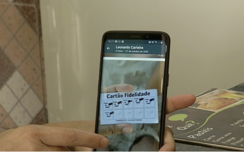 Casal encontra carteira em praia de Florianópolis e devolve para o dono em Goiás — Foto: Reprodução/TV Anhanguera