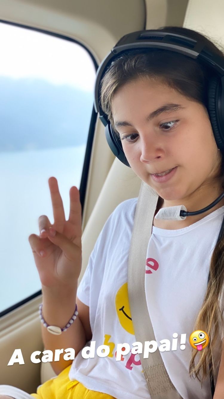 Otaviano faz foto na filha Olívia no helicóptero  (Foto: Reprodução/Instagram)