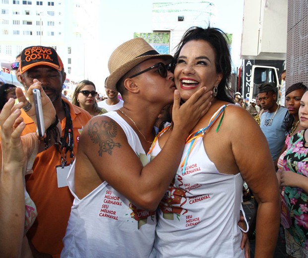 Solange Couto namora ao som de Ivete Sangalo (Foto: Raphael Castello/Quem)