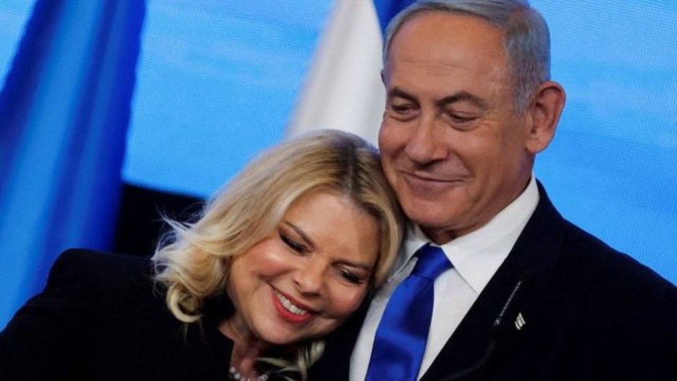 Benjamin Netanyahu abraça sua esposa Sara enquanto comemorava o que chamou de "uma grande vitória". — Foto: Reuters via BBC