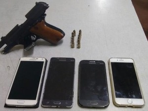 Pistola e celulares foram apreendidos com suspeito (Foto: Divulgação/Polícia Militar Rodoviária)