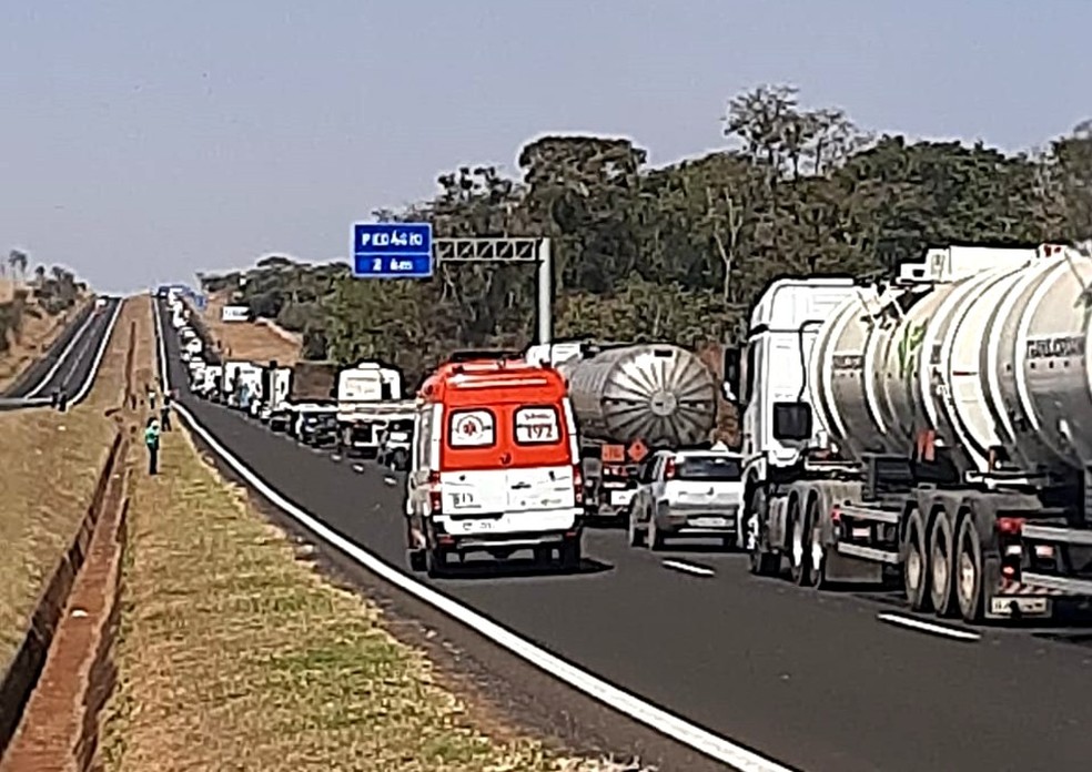 Motorista fica ferido após bater na traseira de caminhão em rodovia de Avaí — Foto: Arquivo pessoal