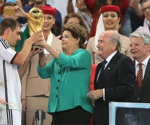 Dilma entrega a taça ao alemão Philipp Lahm  (Foto: Agência EFE)