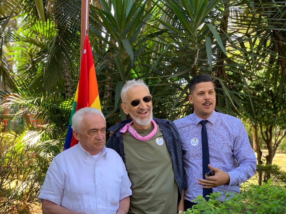 Dono do Beirute, Francisco Marinho, posa ao lado de Alexandre Ribondi e Michel Platini após hasteamento de bandeira LGBTQI no bar — Foto: Arquivo pessoal 