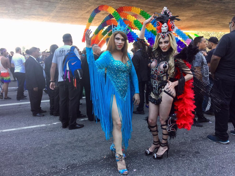 Karol Castro (de azul) e a trans Vitória Lobato participarão do trio Avatar.  — Foto: Celso Tavares/G1