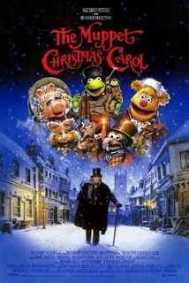 O Conto de Natal do Muppets: A turma do Caco reconta o clássico de Natal de Charles Dickens, "A Christmas Carol". O conto conta a história de Ebenezer Scrooge, um velho ranzinza e avarento que recebe a visita dos três Espíritos de Natal: Passado, Presente e Futuro