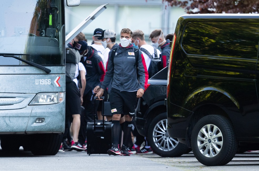 Jogadores do FC Union Berlin estão chegando ao treino com máscara — Foto: Getty Images