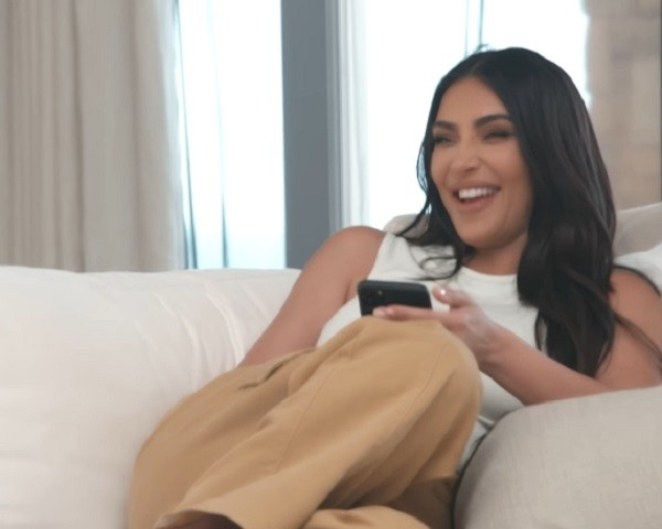A socialite Kim Kardashian após revelar ter entupido o banheiro da casa de sua mãe (Foto: Reprodução)