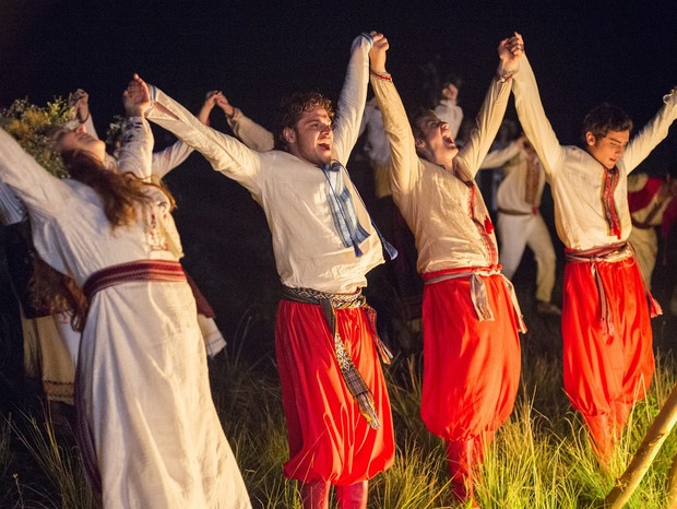 Festa de Ivana Kupala, tradicional celebração da cultura ucraniana, foi reproduzida em cena de Desalma (Foto: Estevam Avellar/TV Globo)