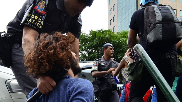 Os estudantes que protestam contra a reorganização do ensino paulista realizam novos atos na manhã desta quinta-feira (03/12) e bloquearam vias importantes de São Paulo (Foto:  Rovena Rosa/Agência Brasil)
