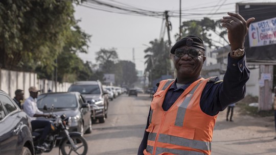 Em Kinshasa, na República Democrática do Congo, motoristas recompensam policiais honestos