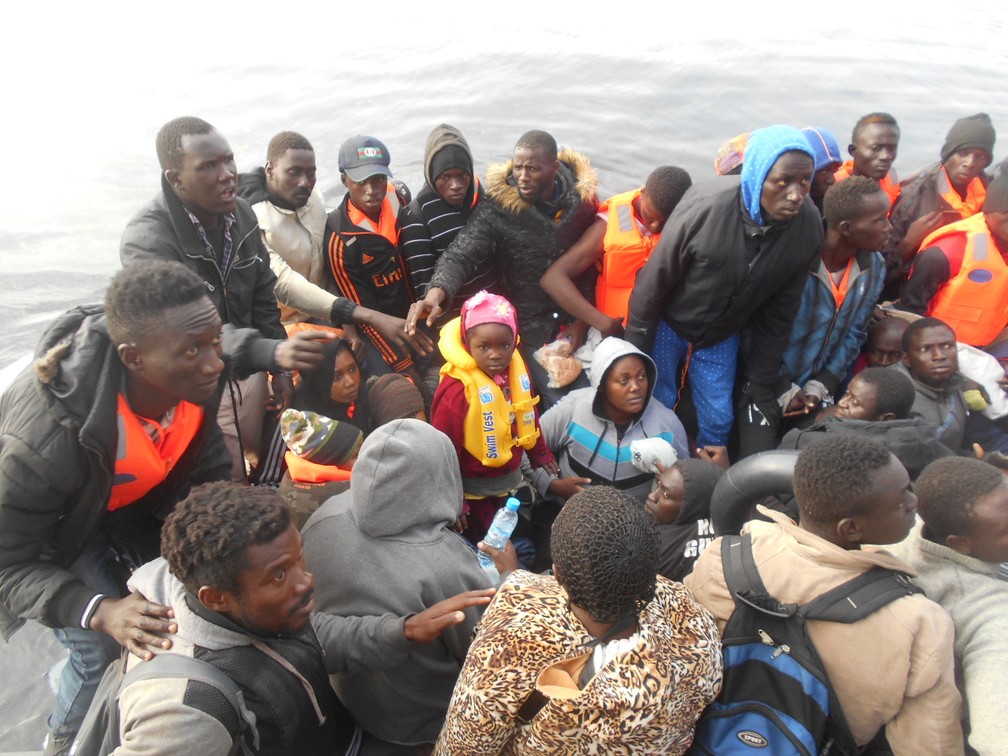 Imagem de 17 de julho mostra barco com migrantes chegando à pequena ilha de Alboran, no Mar Mediterrâneo (Foto: Spanish Defence Ministry/Handout via Reuters)