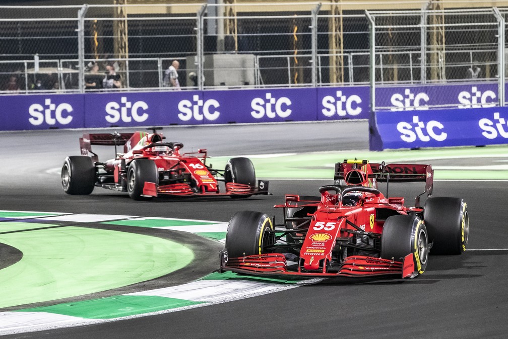 Carlos Sainz, à frente na imagem, terminou o GP da Arábia Saudita de 2023 atrás do companheiro Charles Leclerc — Foto: Cristiano Barni/ATPImages/Getty Images