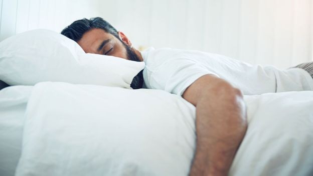 Os especialistas recomendam ao menos 8 horas de sono diárias, a menos que você tenha uma mutação genética rara (Foto: Istock via BBC News Brasil)