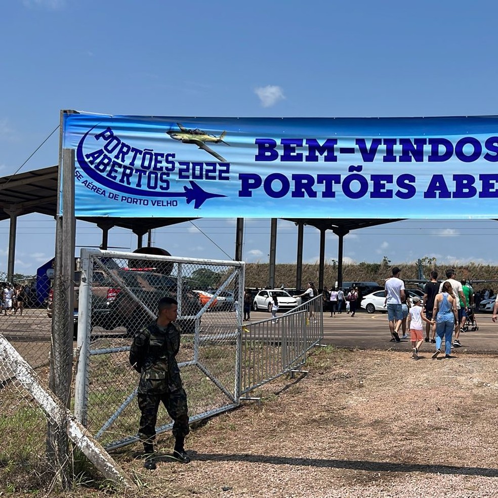 Após decisão da Justiça, banner da Base Aérea aparece sem o número 22 na entrada do evento em Rondônia — Foto: Tiago Bastchen/Rede Amazônica