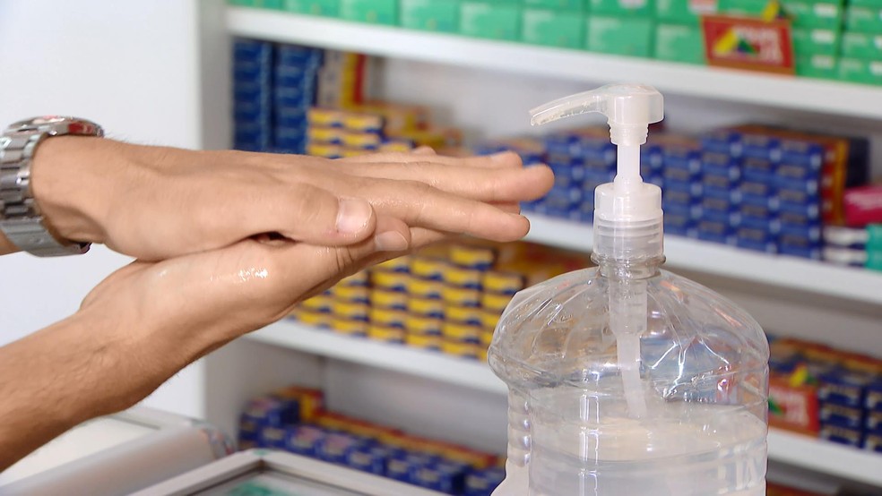 Venda de álcool em gel — Foto: MGTV/Repordução