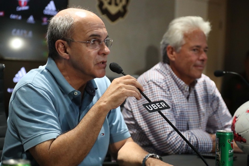 Bandeira ao lado de Godinho, ex-vice de futebol, no começo do ano (Foto: Gilvan de Souza)