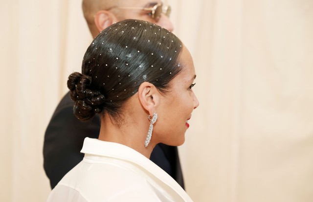NEW YORK, NEW YORK - SEPTEMBER 13: Alicia Keys (hair detail) attends The 2021 Met Gala Celebrating In America: A Lexicon Of Fashion at Metropolitan Museum of Art on September 13, 2021 in New York City. (Photo by Arturo Holmes/MG21/Getty Images) (Foto: Getty Images)