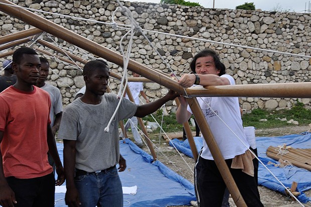 Ban constrói casas ao lado das vítimas do terremoto do Haiti (Foto: Divulgação)