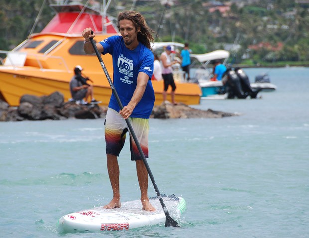 Rob Machado. O surfista profissional australiano usou com camiseta azul, um dos tons presentes na bermuda (Foto: Divulgação)