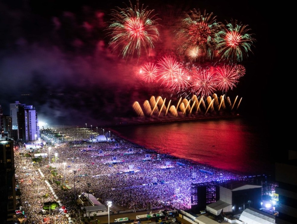 Última festa de réveillon na Praia de Iracema, em Fortaleza, reuniu cerca de 1 milhão de pessoas em 2020. — Foto: Thiago Gadelha/SVM