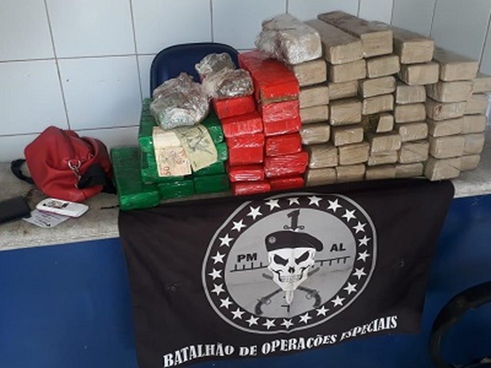 Droga apreendida estava dentro de bolsas e malas no Terminal Rodoviário de Maceió — Foto: Divulgação/PM-AL